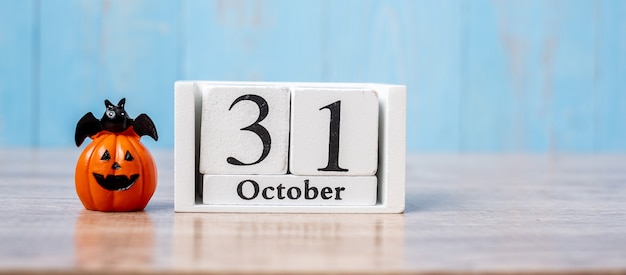 Feliz día de Halloween con calendario del 31 de octubre y calabaza