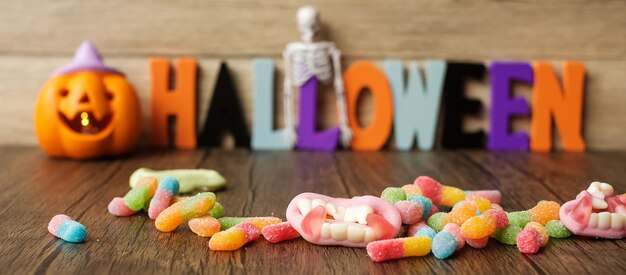 Feliz día de Halloween con caramelos fantasma, cuenco de calabaza, linterna Jack O y decoración (enfoque selectivo). Truco o amenaza, hola octubre, otoño otoño, concepto festivo, fiesta y vacaciones