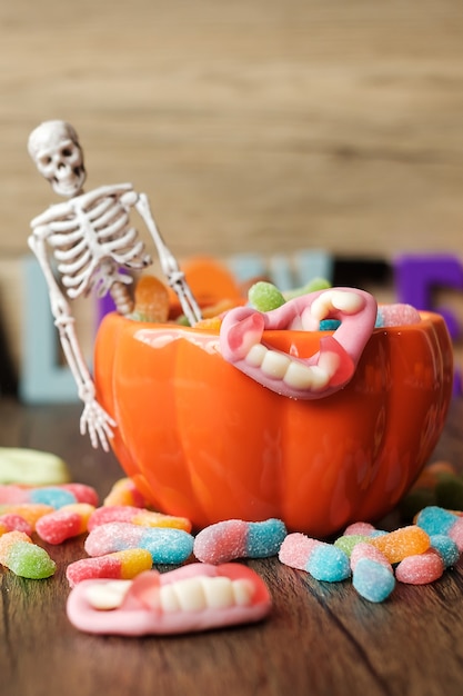 Feliz día de Halloween con caramelos fantasma, cuenco de calabaza, linterna Jack O y decoración (enfoque selectivo). Truco o amenaza, hola octubre, otoño otoño, concepto festivo, fiesta y vacaciones