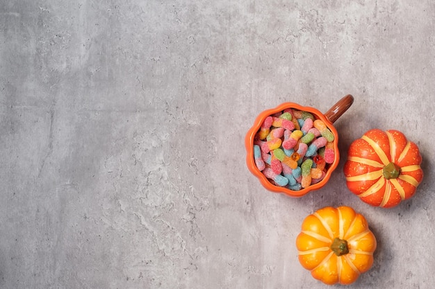 Feliz día de Halloween con cuenco de calabaza de caramelos fantasma y Trick or Threat decorativo Hola Octubre otoño otoño Fiesta festiva y concepto de vacaciones