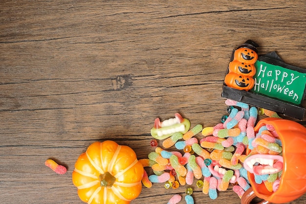 Foto feliz día de halloween con cuenco de calabaza de caramelos fantasma y trick or threat decorativo hola octubre otoño otoño fiesta festiva y concepto de vacaciones