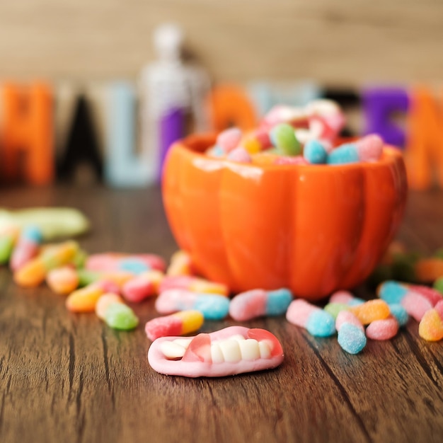 Foto feliz día de halloween con dulces fantasmas cuenco de calabaza jack o linterna y enfoque selectivo decorativo truco o amenaza hola octubre otoño otoño fiesta festiva y concepto de vacaciones