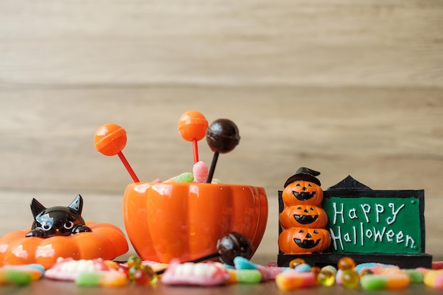 Feliz día de Halloween con dulces fantasmas cuenco de calabaza Jack O linterna y enfoque selectivo decorativo Truco o amenaza Hola octubre otoño otoño Fiesta festiva y concepto de vacaciones