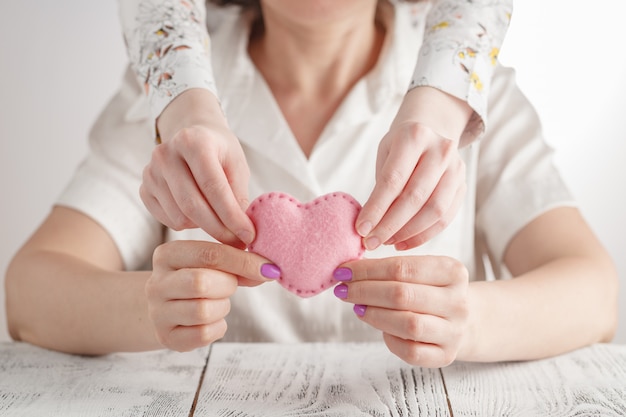 ¡Feliz día de la madre! Hija hija felicita a mamá y le da su corazón