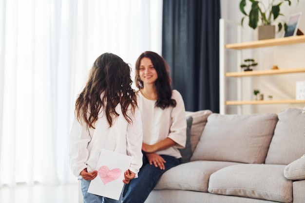 Feliz día de la madre Mujer y su hija pasando tiempo juntas en casa