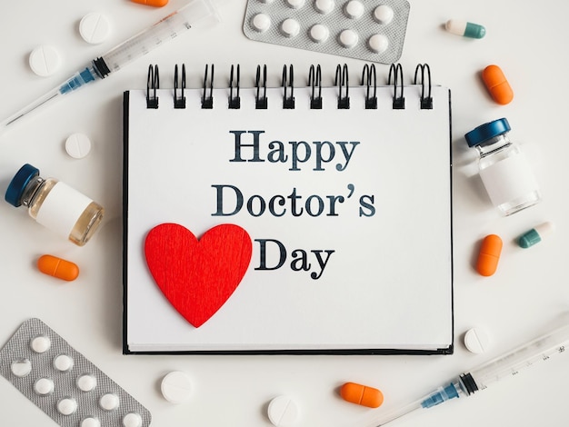 Feliz día de los médicos Tarjeta de felicitación Vista de cerca desde arriba nadie Concepto de preparación para unas vacaciones profesionales Felicitaciones para sus seres queridos, familiares, amigos y colegas