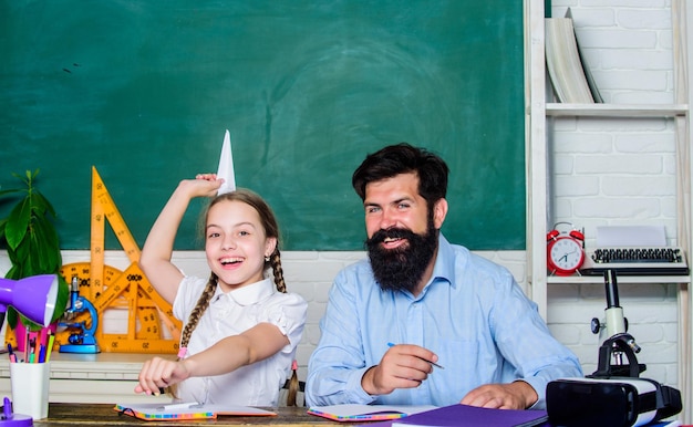 Feliz dia menina pequena com professor barbudo homem na sala de aula aula particular filha estudo com pai Dia do professor dia do conhecimento Ensino em casa de volta à escola Ensino particular