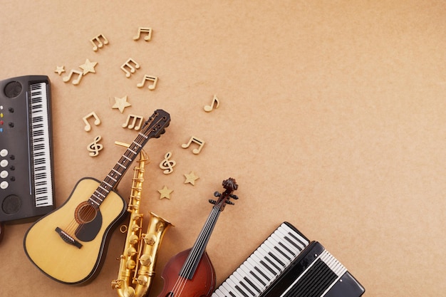 Foto feliz día mundial de la música instrumentos musicales sobre fondo marrón