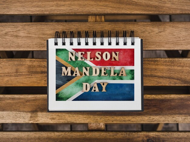 Feliz día de Nelson Mandela. Hermosa tarjeta de felicitación. Primer plano, vista desde arriba. Concepto de fiesta nacional. Felicitaciones para familiares, parientes, amigos y colegas.