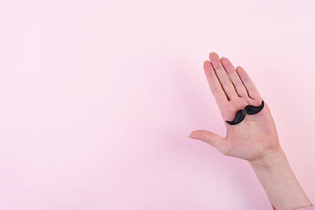 Feliz Día del Padre. Bigote en mano. Endecha plana.