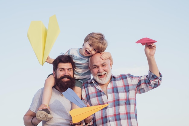 Feliz día del padre Concepto de infancia Feliz abuelo padre y nieto con avión de papel de juguete ov