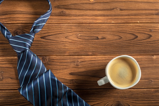 Feliz Día del Padre. corbata en la mesa de madera