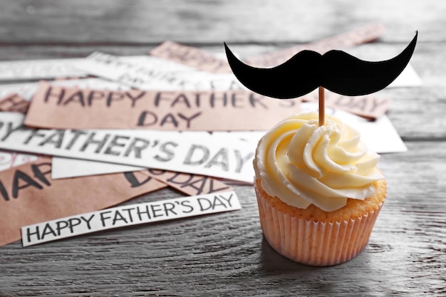 Feliz día del padre cupcake especial con bigote en mesa de madera