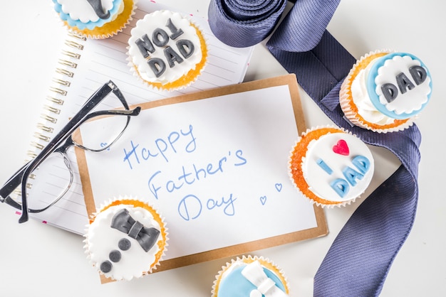 Foto feliz día del padre con cupcakes y regalos