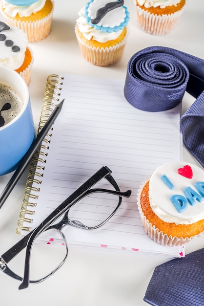 Feliz Día del Padre con cupcakes y regalos