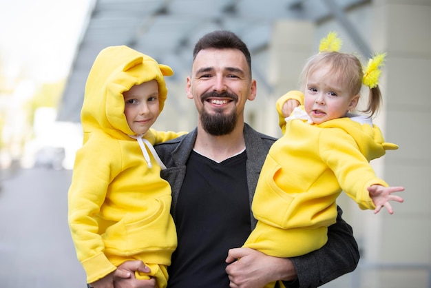 Foto feliz día del padre con dos niños pequeños en sus brazos