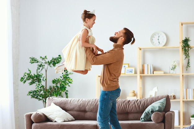 Feliz día del padre familia papá e hija princesa bailando