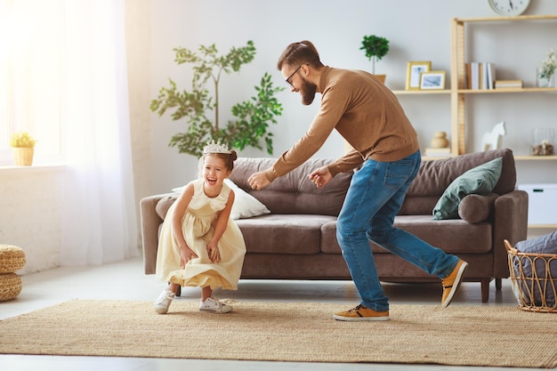 Feliz día del padre familia papá e hija princesa bailando