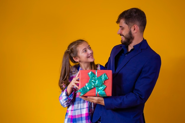 Feliz Día del Padre Hija dando el regalo del día del padre al padre