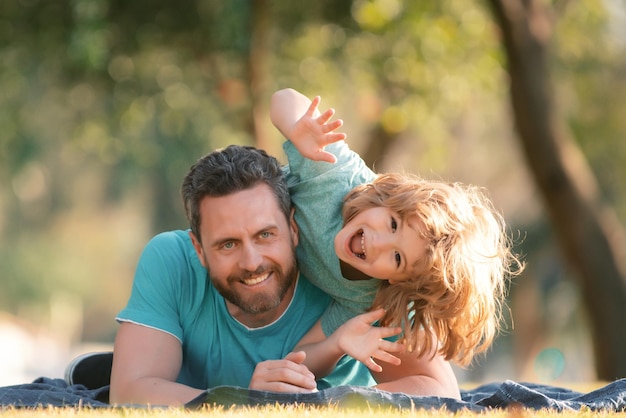 Feliz día del padre, el hijo de la familia abraza a su padre en las vacaciones de verano