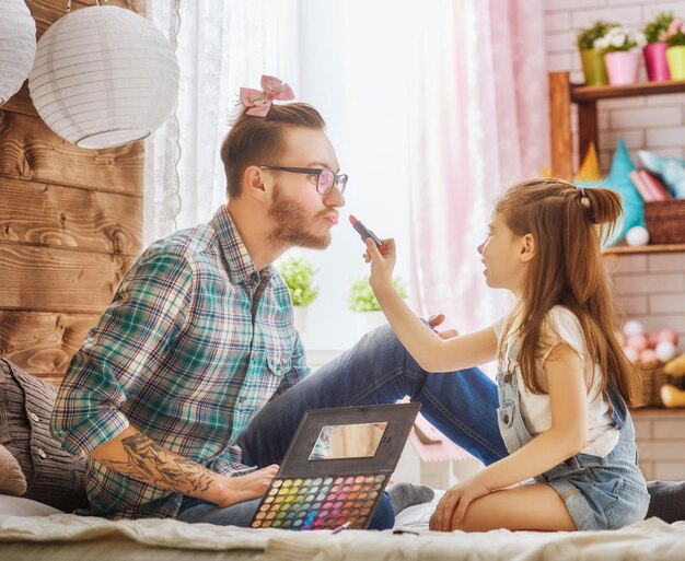 Feliz día del padre Padre e hija juegan