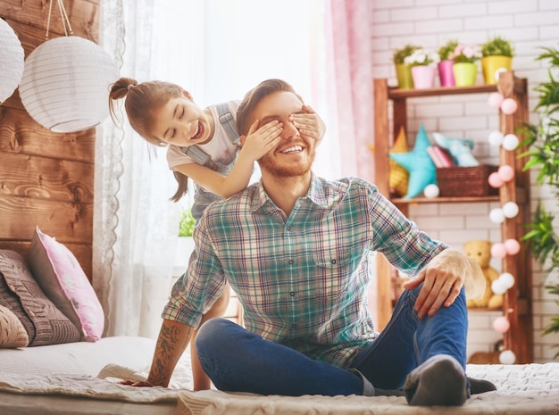 Feliz día del padre Padre e hija juegan