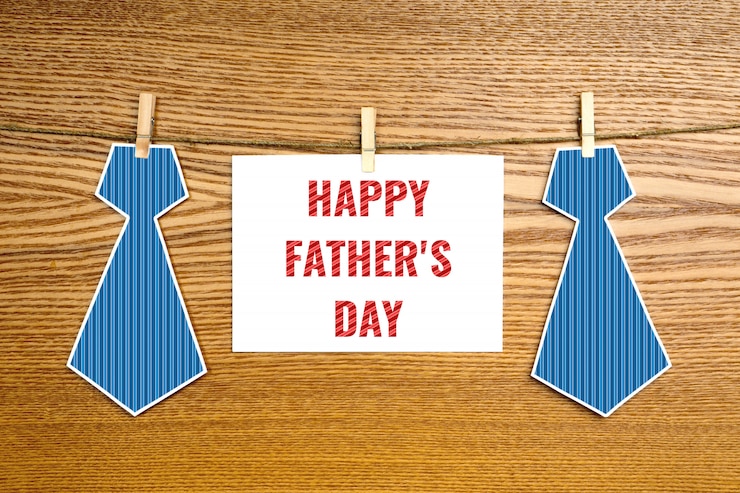 Feliz día del padre texto en hoja de papel y dos corbatas de papel