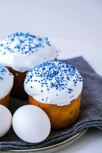 Feliz día Pascua brillante Fiesta de Pascua ortodoxa Comida tradicional Tendencia creativa y elegante Huevos y pasteles de Pascua caseros Enfoque selectivo Kulich Fondo festivo de Pascua Minimalismo