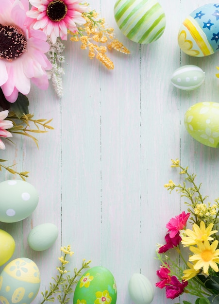 Feliz día de Pascua coloridos huevos y decoración floral en madera