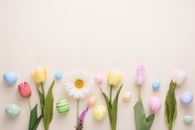 Feliz día de Pascua coloridos huevos y decoración floral en papel