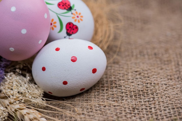 Feliz día de Pascua, conejito y huevo, los cristianos de todo el mundo celebran