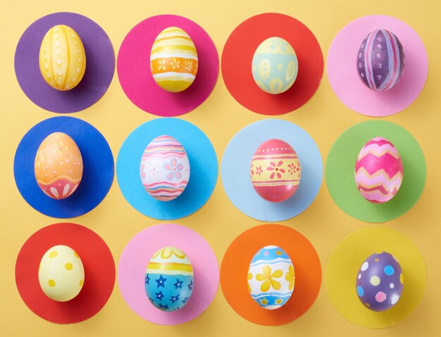 Feliz día de Pascua huevos coloridos sobre fondo de papel