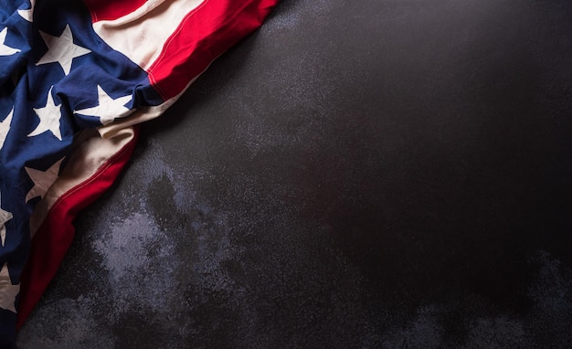 Feliz día de los presidentes concepto hecho de bandera estadounidense y sobre fondo de piedra oscura