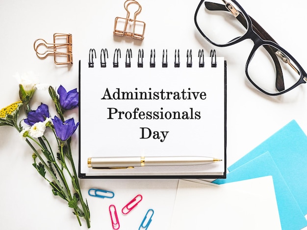 Feliz Día de los Profesionales Administrativos Cuaderno con inscripciones de felicitación