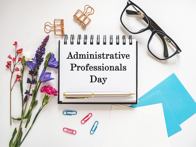 Feliz Día de los Profesionales Administrativos Cuaderno con inscripciones de felicitación