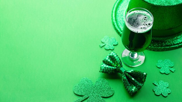 Feliz día de San Patricio, tarjeta de felicitación con símbolos tradicionales, traje verde de trébol