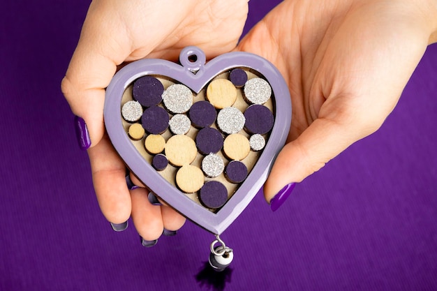 Feliz día de San Valentín 14 de febrero manos de mujer sosteniendo un corazón púrpura
