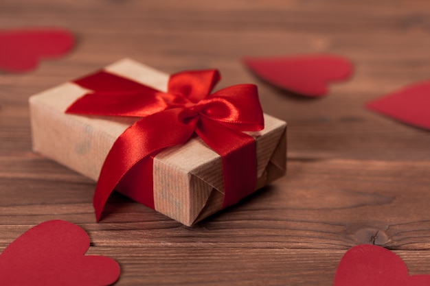 Feliz día de San Valentín caja de regalo en mesa de madera