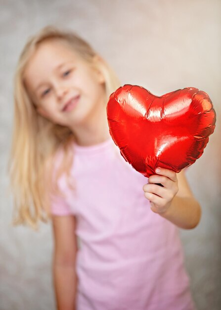 Foto feliz día de san valentín corazón niña con globo de corazón rojo