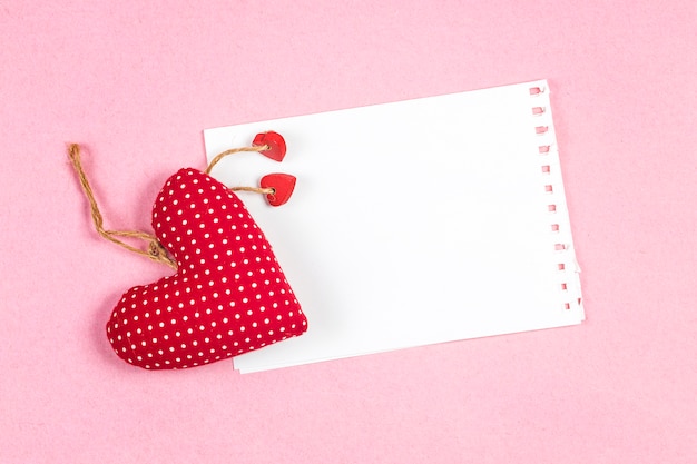 Feliz día de San Valentín y corazón. Tarjeta con feliz día de San Valentín y corazón sobre fondo de madera