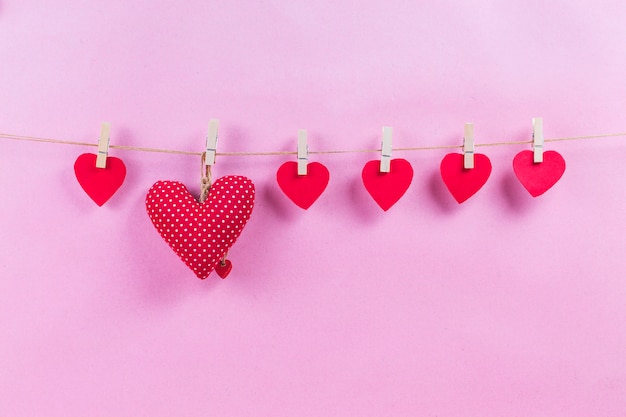 Foto feliz día de san valentín y corazón. tarjeta con feliz día de san valentín y corazón