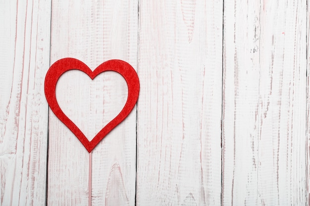 Feliz día de San Valentín corazones en mesa de madera. Tarjeta de San Valentín