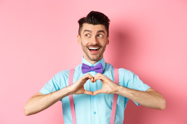 Feliz día de San Valentín. Modelo masculino alegre disfrutando de una cita romántica