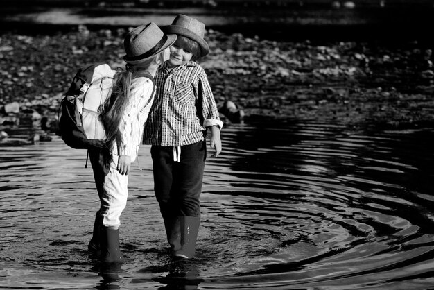 Feliz día de san valentín niños románticos que tienen una cita en el día de san valentín tarjeta de felicitación de san valentín