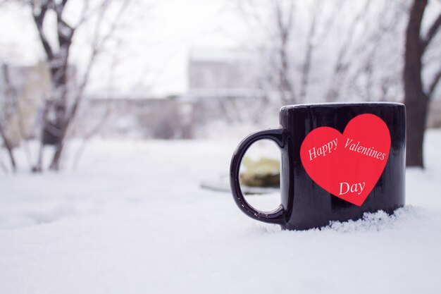 Feliz día de San Valentín en taza de té