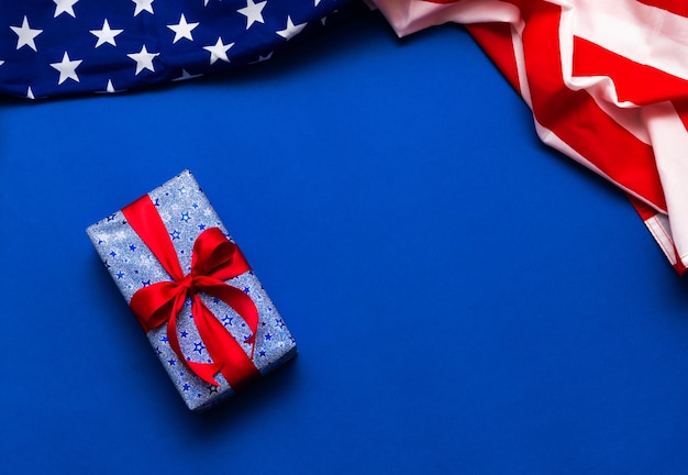 Feliz Día de los Veteranos concepto banderas americanas con caja de regalo contra un fondo de pizarra 11 de noviembre