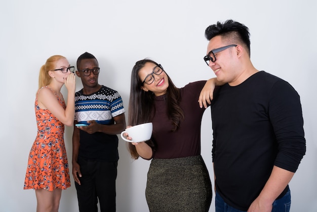 feliz diverso grupo de amigos multiétnicos sonriendo