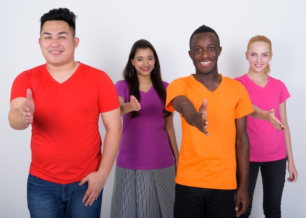 Foto feliz diverso grupo de amigos multiétnicos sonriendo