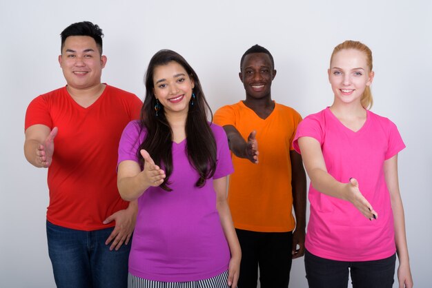 Foto feliz diverso grupo de amigos multiétnicos sonriendo
