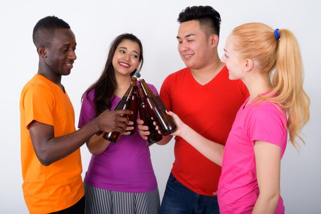 Foto feliz diverso grupo de amigos multiétnicos sonriendo